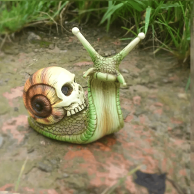 Resin Snail Skull Decorative Sculpture – Halloween & Gothic Garden Accent (model: Green)